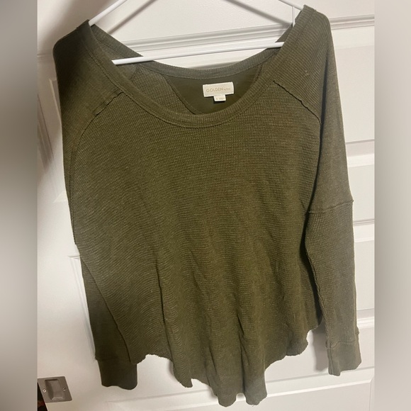 Aritzia green long sleeve. Barely worn. Oversized - Picture 2 of 2